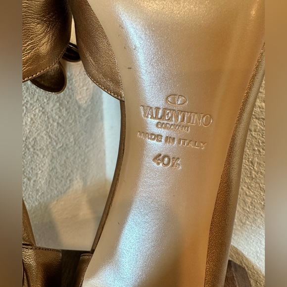 VALENTINO GARAVANI D'Orsay Bow Gold Metallic Open Toe Pumps Size 401/2 US 91/2 - Picture 12 of 13